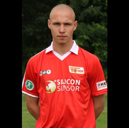 1 FC Union Berlin verlängert Vertrag mit Steven Jahn