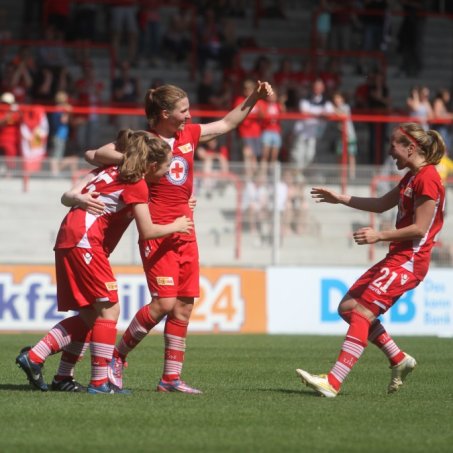 12. Frauenfußballfeiertag: Aufstiegsparty bei bestem Wetter