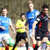 180408 Berlins Yasar Cinar erzielt den Führungstreffer Jan Wansiedler und barne Pernot kommen zu spät.jpg