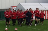 22 Spieler beim Trainingsauftakt am Ball