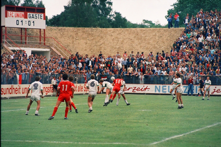 Anzeigetafel-Gestell an der waldseitigen Tribünenbaustelle