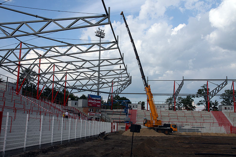 Arbeiten an der Dachkonstruktion an der Waldseite