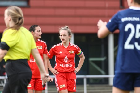 Athanasia Moraitou and Lisa Heiseler in the second half, in the shadow of the Jahn-Sportpark