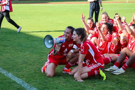 Athanasia Moraitou and Marie Becker on the megaphone, leading the crowd in Mariendorf