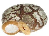 Auf gute Nachbarschaft: Mellow Park-Team mit Brot und Salz im Stadion