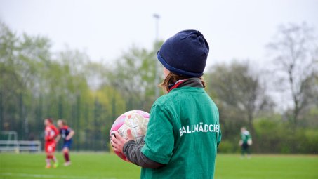 Auflaufkinder für die Spiele der Frauen