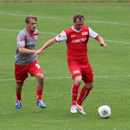 Belastung hochgeschraubt: Team Grau gewinnt 70-minütiges Trainingsspiel 