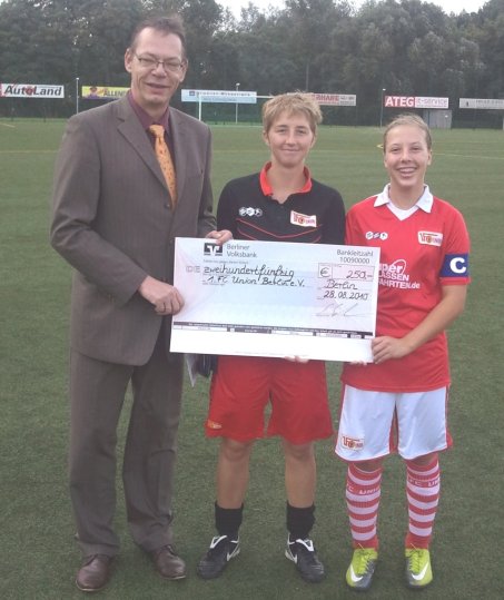 Bezirksstadtrat Svend Simdorn übergibt Spende an Mädchenabteilung des 1. FC Union Berlin
