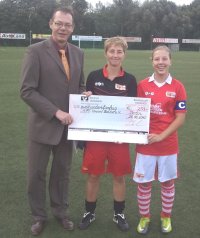 Bezirksstadtrat Svend Simdorn übergibt Spende an Mädchenabteilung des 1. FC Union Berlin