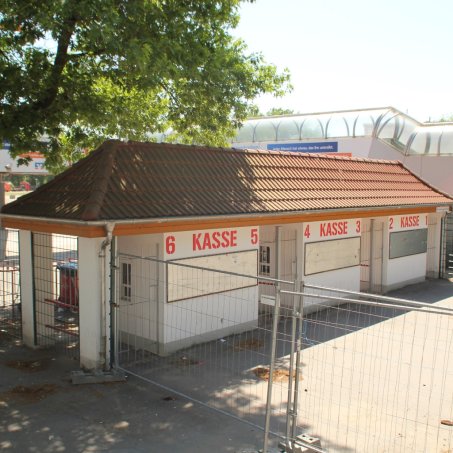 Bis bald: Alte Kassenhäuschen an der Waldseite weichen dem Baugeschehen