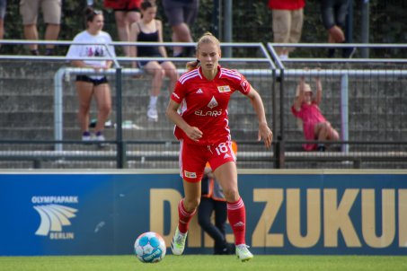 Central defender Charleen "Lotti" Niesler on the ball against Hertha BSC.