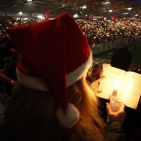 Chor der 28.500 Stimmen beim Weihnachtssingen der Unioner 