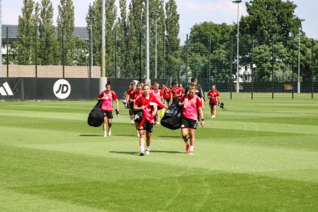 Dina and Katja Orschmann on the training pitches of the Alte Försterei