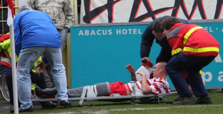 Dustin Heun mit Innenbandriss