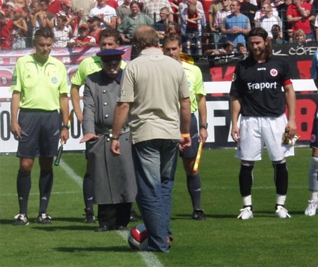 Ehrenanstoß durch Dr. Bernd Kriegel und den Hauptmann
