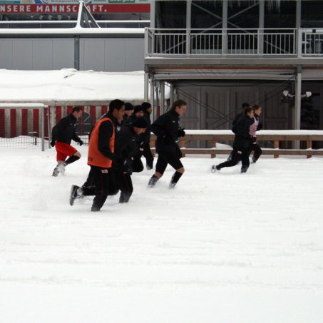 Eiserne Schneemänner: Trainingsauftakt im Tiefschnee