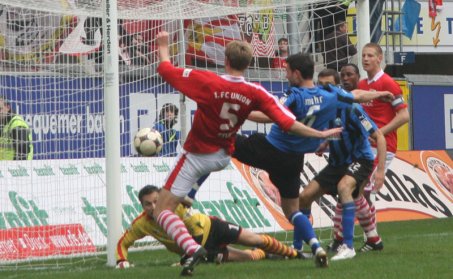 Eiserne halten Paderborn auf Distanz
