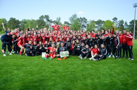 Erste und zweite Frauen gewinnen Titel