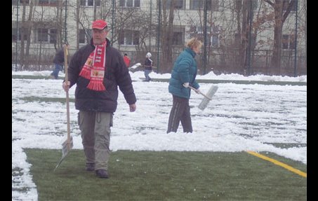 Fans räumten den Platz vom Schnee