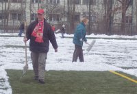 Fans räumten den Platz vom Schnee