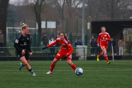 Fatma Sakar and Marie Becker in action against the 2. Liga leaders at the time, HSV