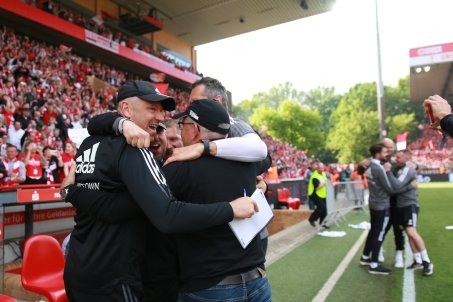 Fischer, Hoffmann, Bönig, Gspurning and Krämer, their heads locked together in a whirpool of joy