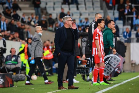 Fischer on the touchline following the break in play, Genki haraguchi behind him, ready to come. Everybody knew what they had to do already. 