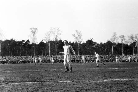 Gefüllte Ränge beim Punktspiel Motor Oberschöneweide gegen Turbine Halle im April 1952