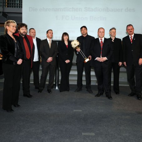 "Goldener Fußball" für die ehrenamtlichen Stadionbauer des 1. FC Union Berlin