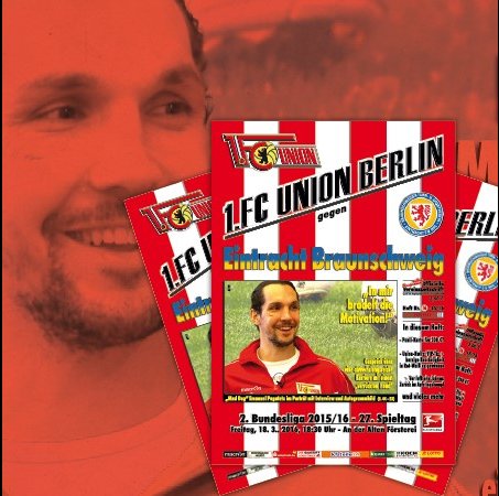 Gut informiert: Das druckfrische Programmheft zum Spiel gegen Braunschweig