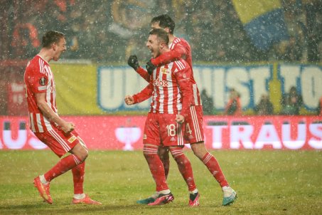 Juranovic claws back parity, his free kick through the eye of a needle, through the snow