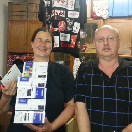 Knipsen für Union: V.I.R.U.S. übergibt Digitalkameras an Lernzentrum