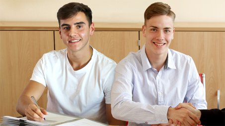 Laurenz Dehl & Maurice Opfermann werden mit Verträgen ausgestattet