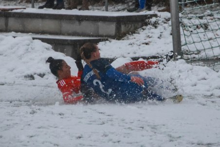 Let it snow. Abu Sabbah and Bischofswerdaer's Sarah Müller in the last league game before Christmas