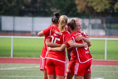 Lisa Heiseler, Celine Frank, Dina Orschmann and Sarah Abu Sabbah celebrate the opener in Jena