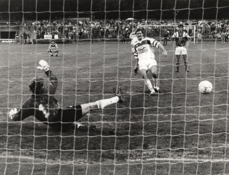 Mario Maeck sends home from the spot to help Union beat Tennis Borussia 2-1 in 1991