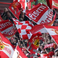 Mehr Fahnen: Fahnenmeer zum Spiel gegen MSV Duisburg