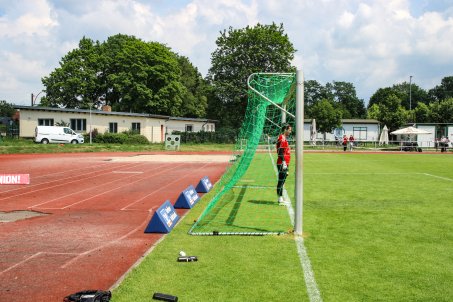 Mel Wagner, warming up on the well tended pitch of the Fritz-Lesch Sportplatz