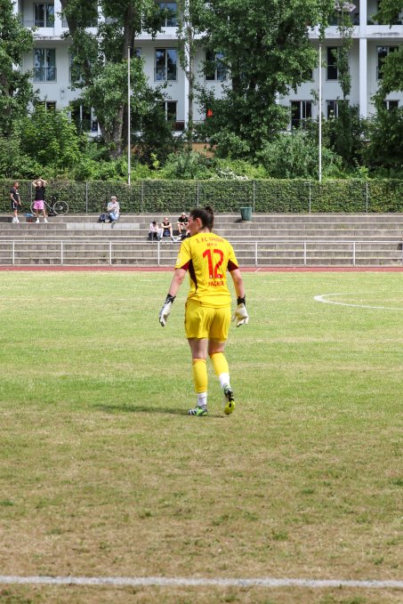 Melanie Wagner, in the hardest position of them all, on the tattered Kreuzberg turf