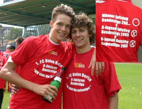Nachwuchs feiert heute mit T-Shirt zum Aufstieg