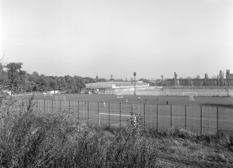 Nebenplätze und Sporthalle in Stadionnähe im Oktober 1990