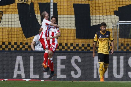 Philipp Hosiner und Simon Hedlund freuen sich nach dem Tor im letzten Spiel der Saison 2017/18: Union gewinnt 1:0 bei Dynamo Dresden.