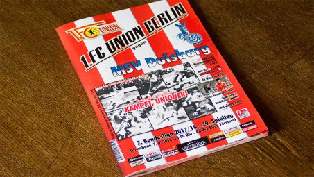 Pünktlich angeliefert: Das Programmheft zum Duisburg-Spiel