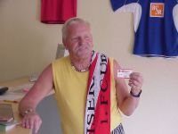 Rudi Huth holte sich die 1.000. Dauerkarte