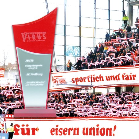 SC Freiburg erhält JWD-Pokal der Fanorganisation Eiserner V.I.R.U.S.  