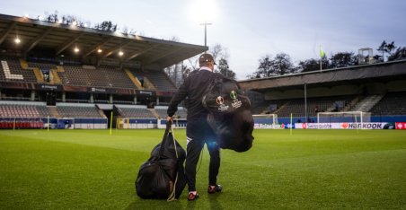 Sebastian Bönig takes the balls out for warm-ups in an empty Den Dreef stadium