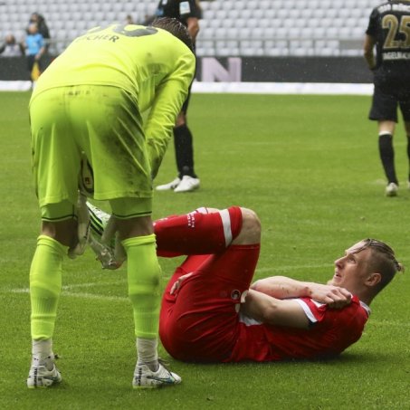 Sebastian Polter erleidet Schulterprellung