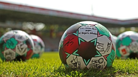 Signierte Spielbälle ersteigern und „Eisern statt Einsam" unterstützen