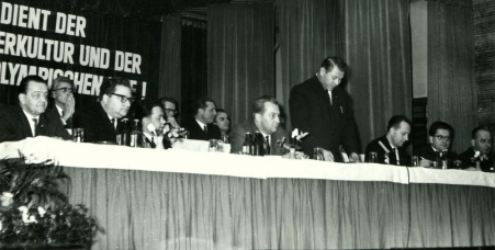 Sitzungs-Präsidium der Gründungskonferenz des 1. FC Union Berlin (3. v. l.: der neue Vorsitzende Werner Otto, Generaldirektor der Vereinigung Volkseigener Betriebe Hochspannungsgeräte und Kabel | 4. v. l.: Paul Fettback, Klubsekretär | 6. v. l.: Werner Schwenzfeier, Trainer | stehend: Gerhard Michael, Vorsitzender des TSC Berlin | ganz rechts: Vorstandsmitglied Georg Pohler, Direktor des Kabelwerkes Oberspree | 2. v. r.: Vorstandsmitglied Otfried Steger, Minister für Elektrotechnik und Elektronik der DDR)