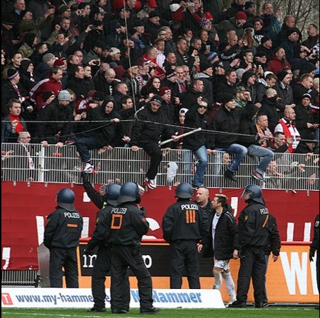 Spielunterbrechung und Polizeieinsatz beim U23-Spiel